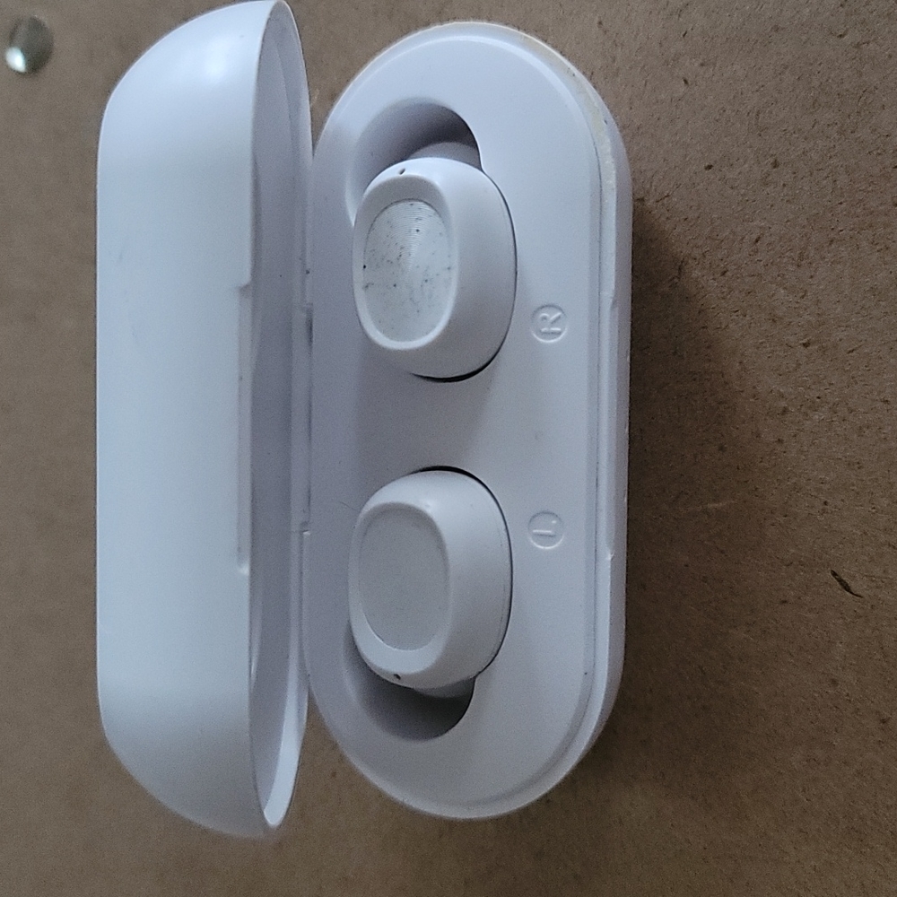 Photive earbuds that go in your ear & rest in the upper curves of your ear - Picture 2 of 4